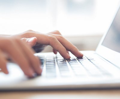 personne qui tape sur un ordinateur portable