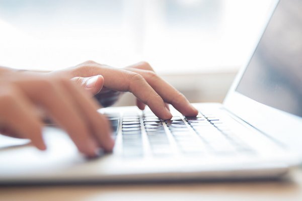 personne qui tape sur un ordinateur portable